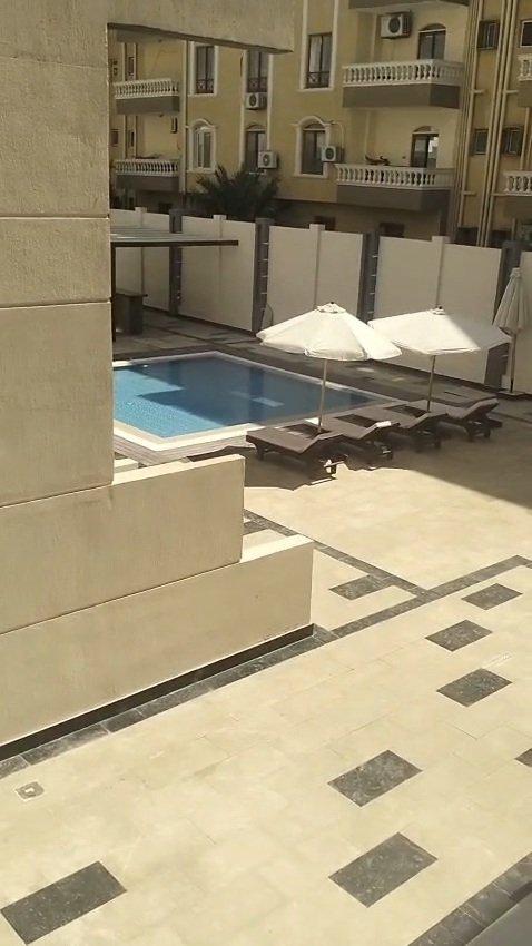 استوديو بإطلالة على المسبح