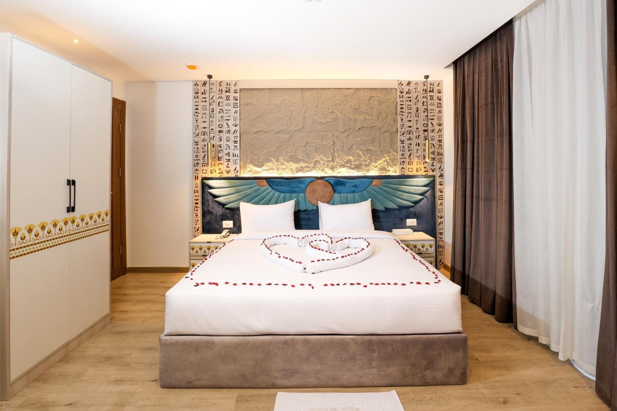 Deluxe Double Room with Pyramids View - C