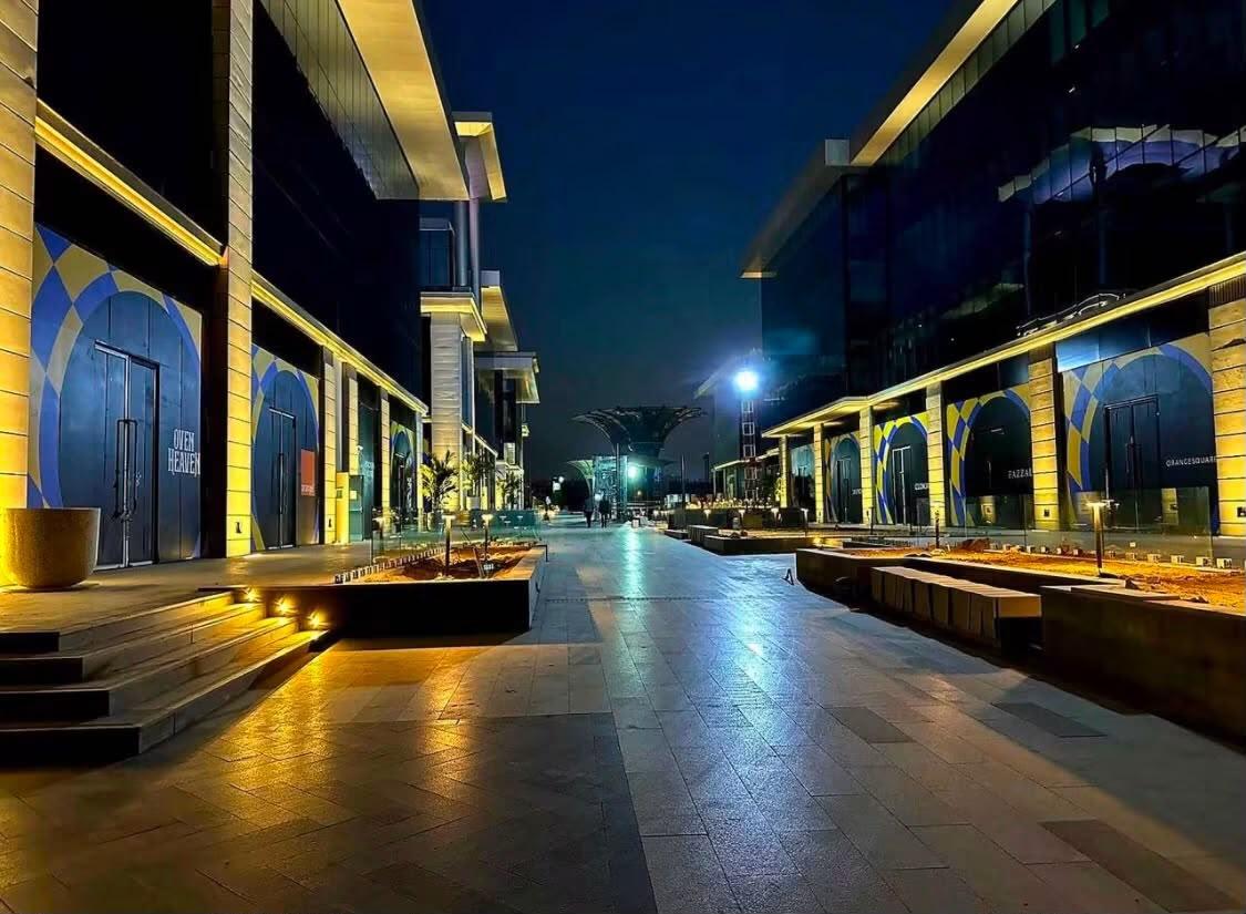 Photo 6 of محل تجارى بمشروع جولدن جيت التابع لشركة ريدكون علي التسعين الجنوبي امام الجامعه الامريكيه مساحه ١١٥ م دور ارضي مرحله اولي استلام فورى مطلوب للمتر ٤٢٠ الف بالاضافه لوديعة صيانه 2.132.000  ج تم